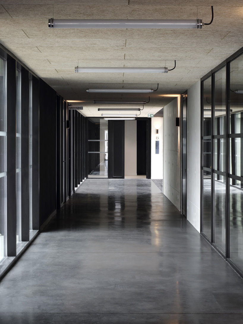 A6A combines white concrete + charred wood for les patios health center in france