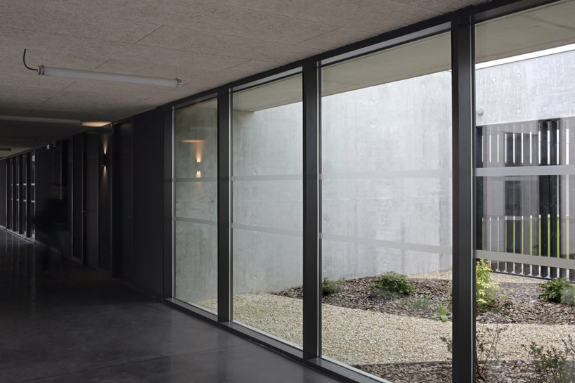 A6A combines white concrete + charred wood for les patios health center in france