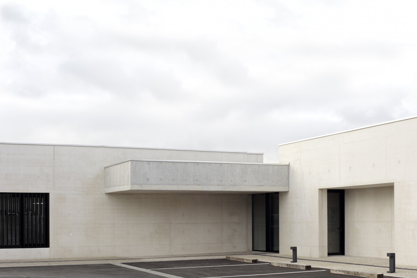 A6A combines white concrete + charred wood for les patios health center in france