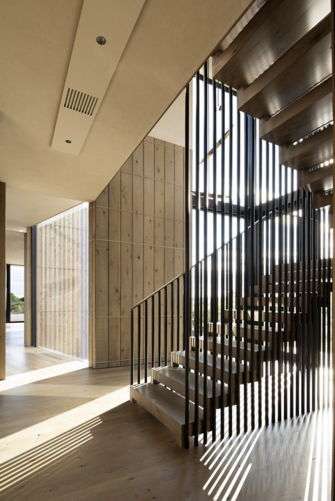 bates masi + architects breaks apart and elevates house in the US to ...