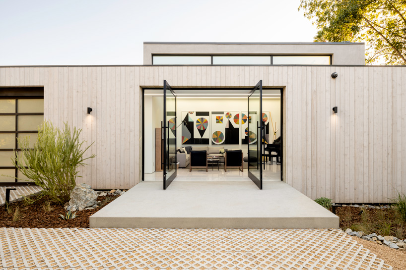 DBA’s bridge house spans 60 meters over a natural stream in los angeles