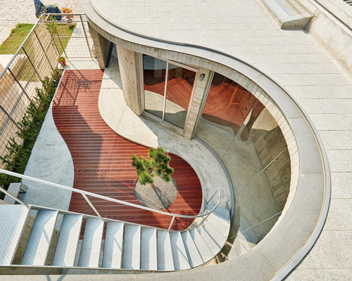 fieldevo completes concrete house in taiwan with curved walls + courtyards