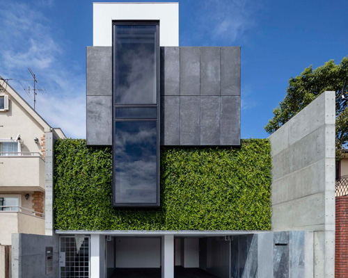 k. associates combines green wall + black steel box into the façade of house in tokyo
