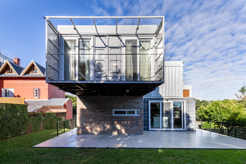 KS arquitetos builds a stacked container house for a metalworker in brazil