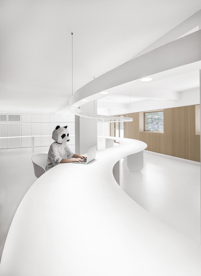 panda design builds a new office around a curved workspace in xiamen, china designboom