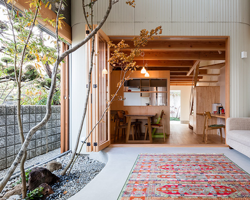 satoshi saito's 'melt' house in osaka encloses an indoor garden