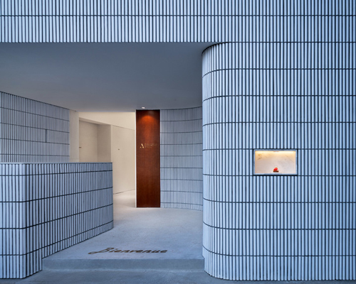 say architects clads angelot patisserie in hangzhou in a curved tile façade