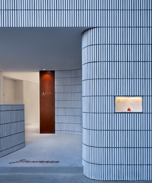 say architects clads angelot patisserie in hangzhou in a curved tile façade