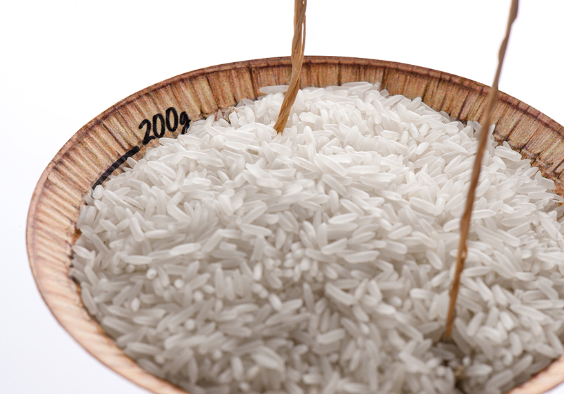 kemasan beras menghormati petani dengan topi berbentuk kerucut yang berfungsi ganda sebagai ukuran