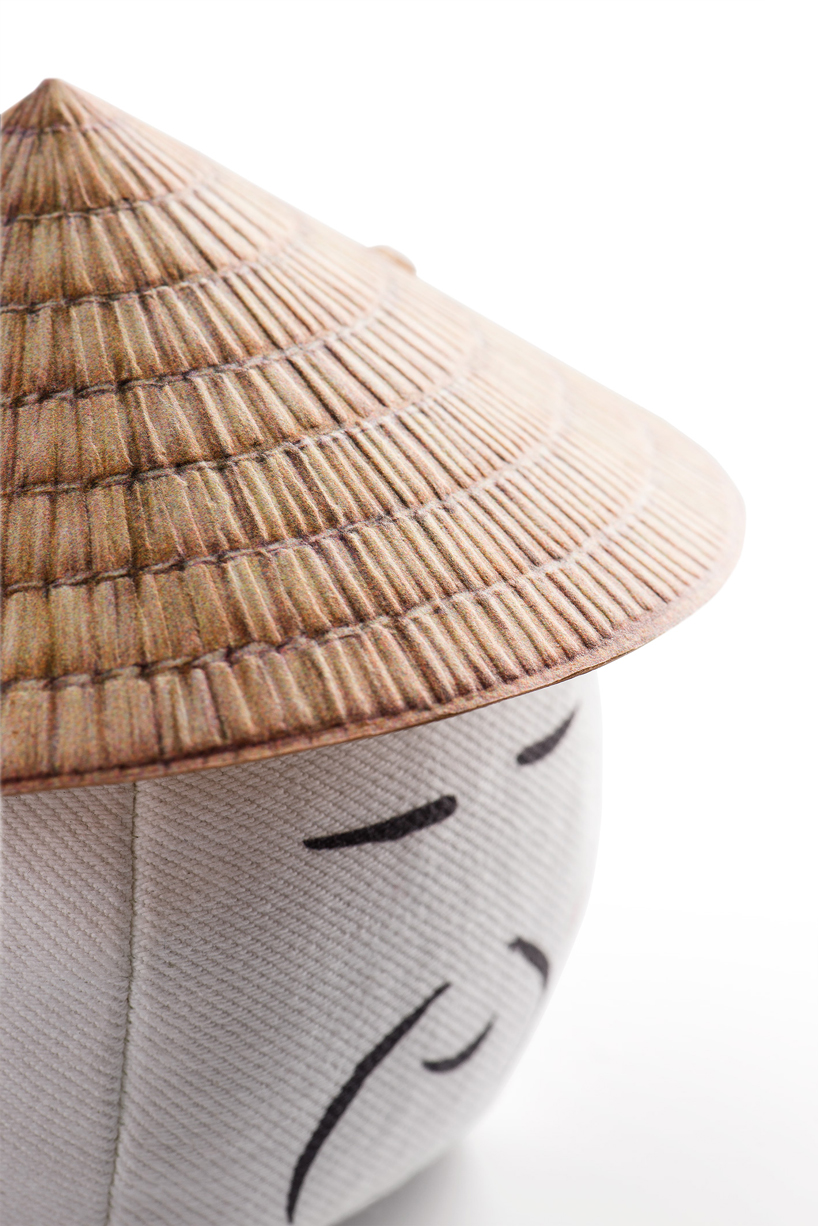 kemasan beras menghormati petani dengan topi berbentuk kerucut yang berfungsi ganda sebagai ukuran
