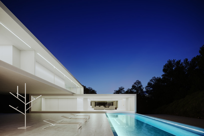 洋書 Fran Silvestre Architects fran silvestre arquitectos stacks two volumes for house in