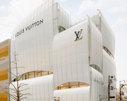 Jun Aoki wraps Louis Vuitton Ginza Namiki store in pearlescent facade