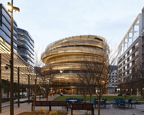 kengo kuma wraps 'the exchange' in sydney with a sculpturally curving timber screen
