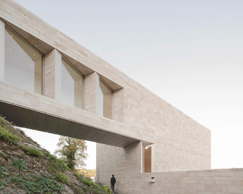 bez+kock architekten adds travertine extension to 17th century german museum