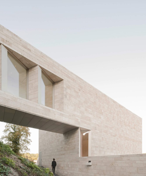 bez+kock architekten adds travertine extension to 17th century german museum