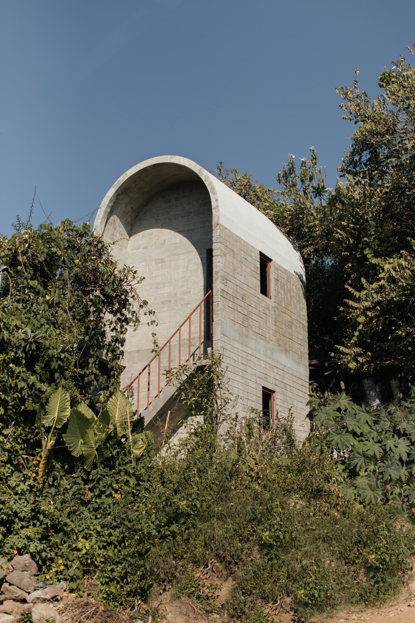 naso rebuilds ‘casa martha’ in mexico with compressed earth blocks