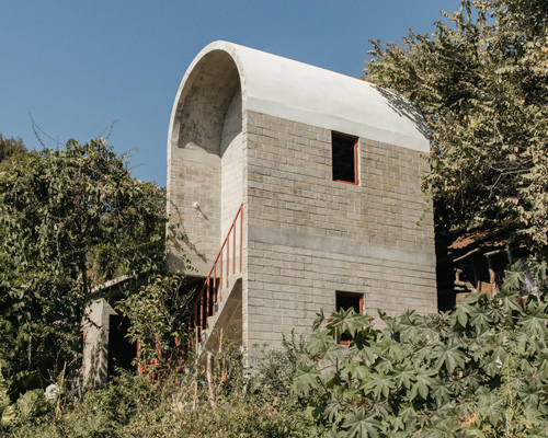 naso rebuilds 'casa martha' in mexico with compressed earth blocks and a vaulted roof