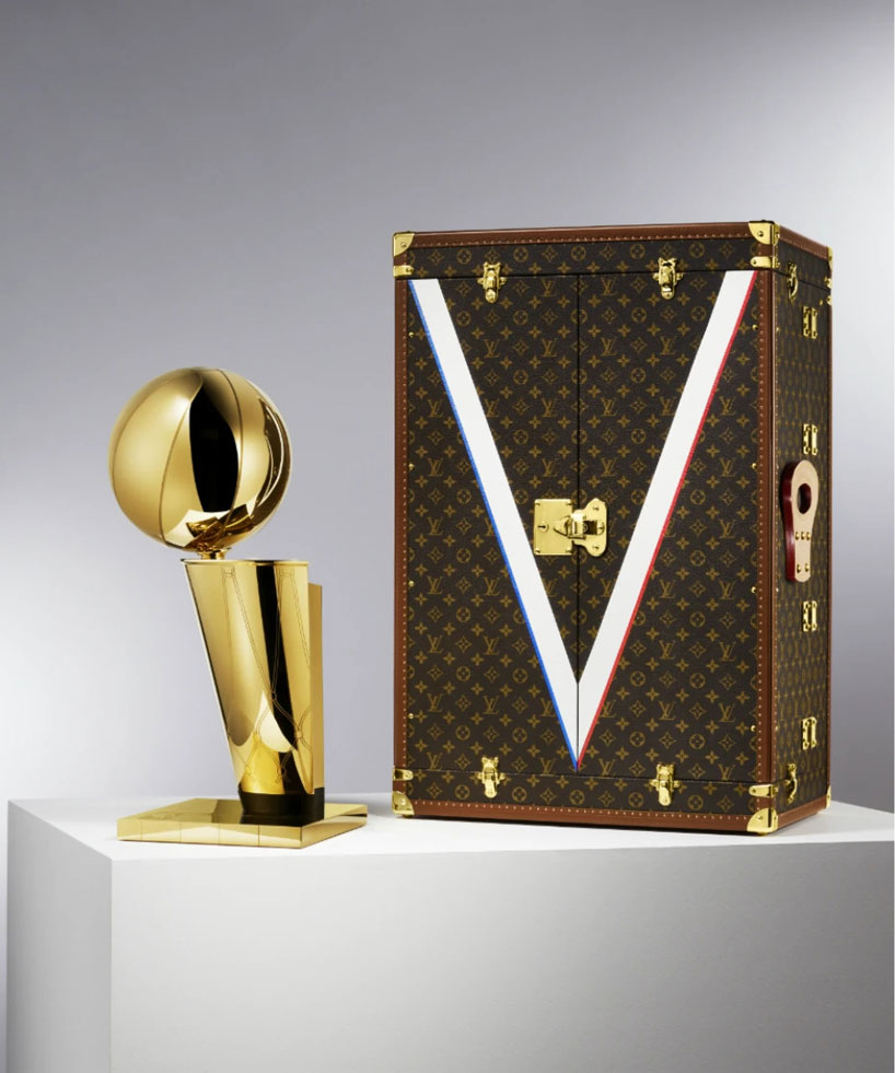 Louis Vuitton dan NBA mengungkap beludru biru, koper piala perjalanan monogram LV