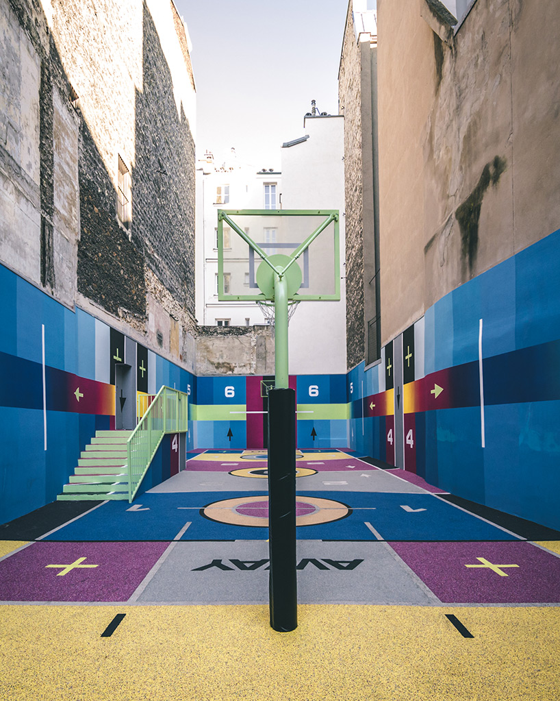 coser Remolque repentinamente pigalle basketball court in paris gets 2020 refresh with gaming-inspired  graphics