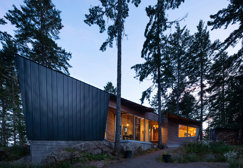  campos studio embeds the sooke house within the forest of a rocky hill in canada