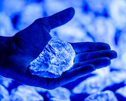 studio roosegaarde's holocaust monument lights rotterdam with 104,000 luminescent stones