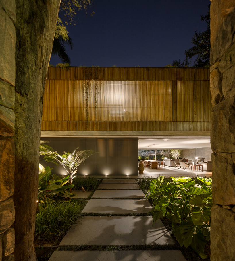 studio MK27 defines its são paulo 3V house with a glowing timber screen