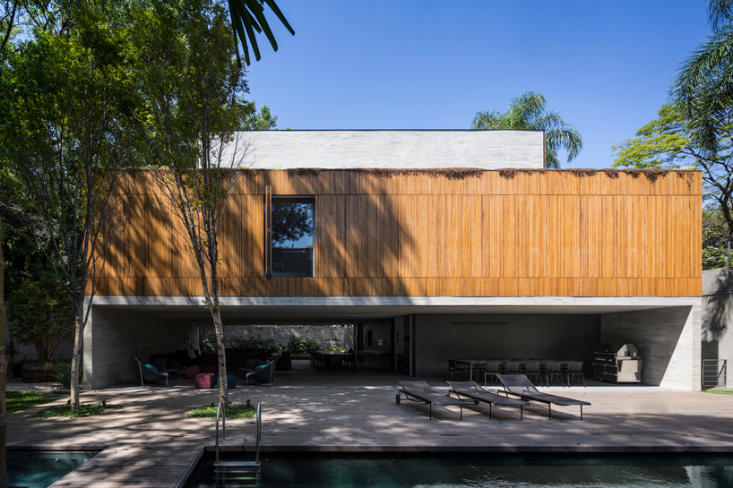 studio MK27 defines its são paulo 3V house with a glowing timber screen