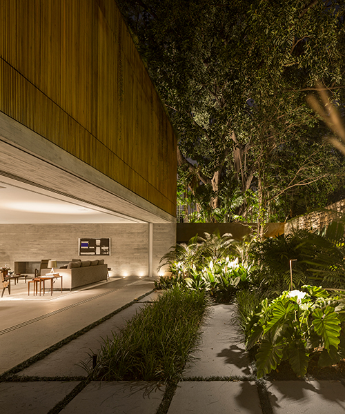 studio MK27 defines its 3V house in são paulo with a glowing timber screen