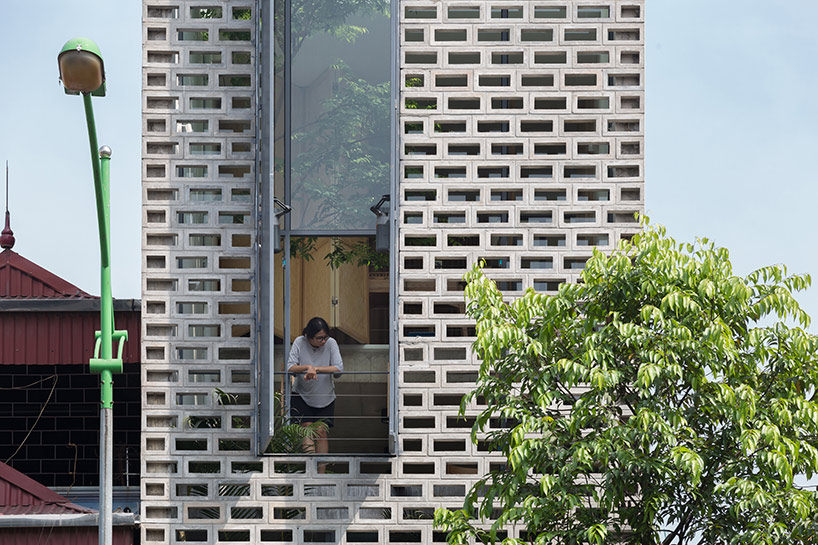 ODDO建筑师用由多孔水泥块制成的立面建造了一个瘦小的“ CH房子”