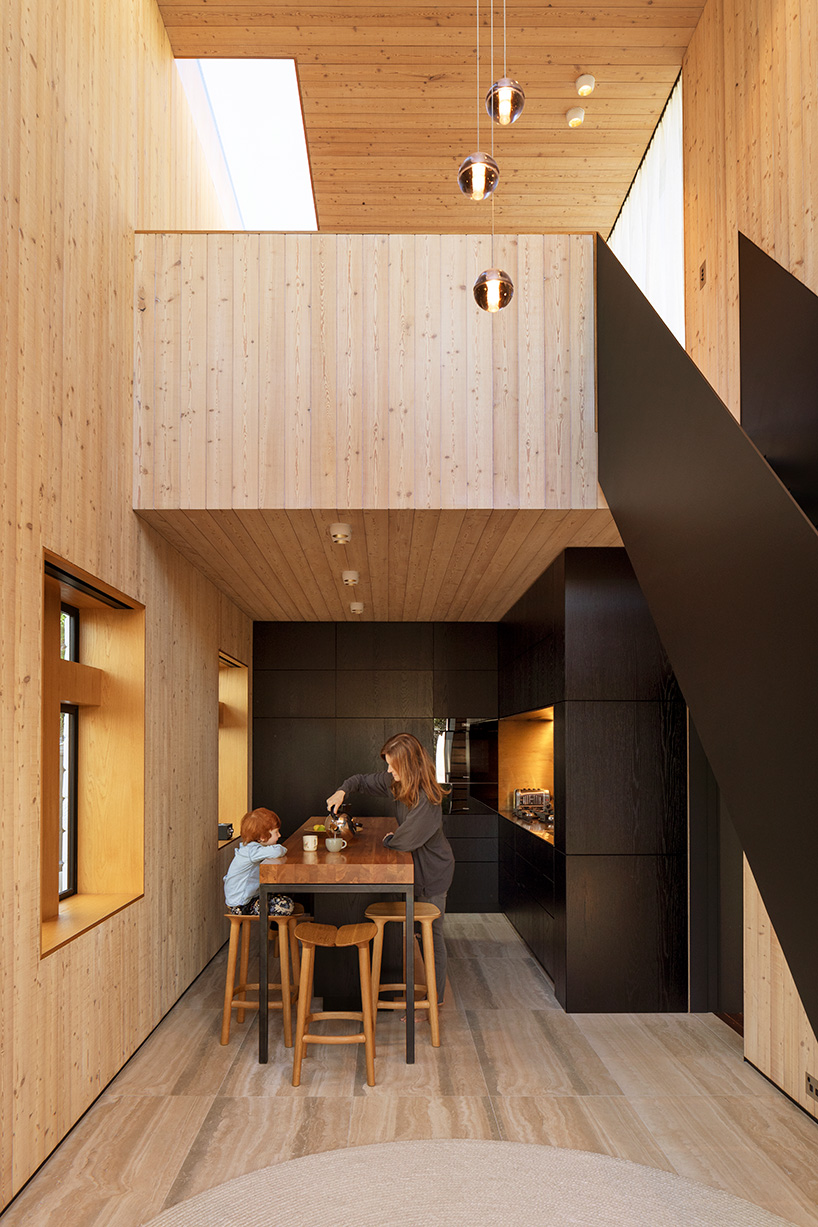 建筑师的创意为新西兰的8M房子增加了简单的向上挤压