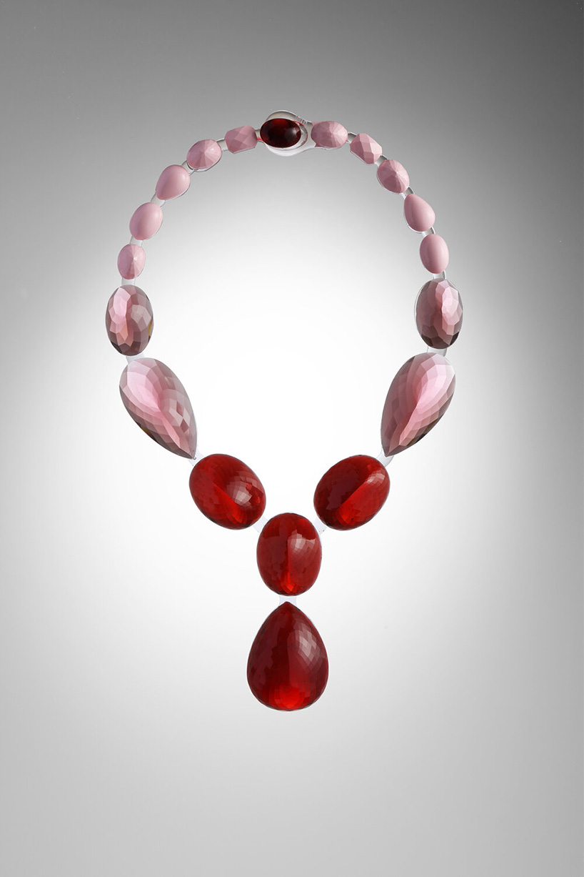 corsari珠宝重新考虑并重新诠释树脂中的经典珠宝作品