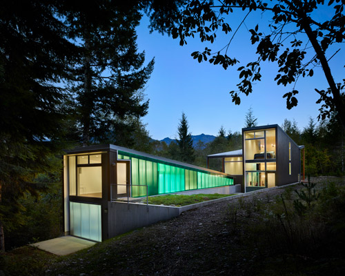 david coleman architecture designs cabin with angular forms and an illuminated facade in washington
