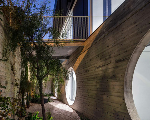 havkin architects builds the n122 house above a basement courtyard in israel