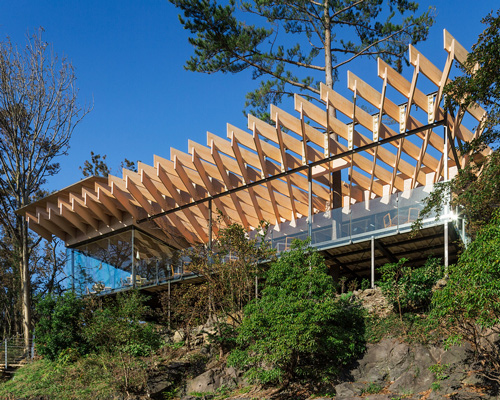 kengo kuma sites 'mikuni izukogen' restaurant on a complex plot facing japan's sagami bay