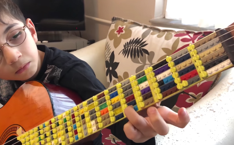 土耳其音乐家TolgahanCoğulu使用LEGO和3D打印机LEGO吉他设计并制造了可调节的微调吉他