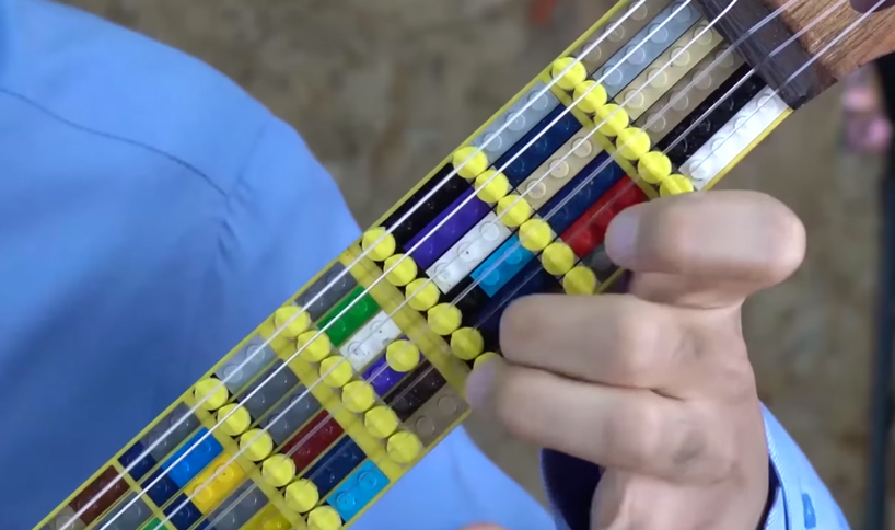 土耳其音乐家TolgahanCoğulu使用LEGO和3D打印机LEGO吉他设计并制造了可调节的微调吉他