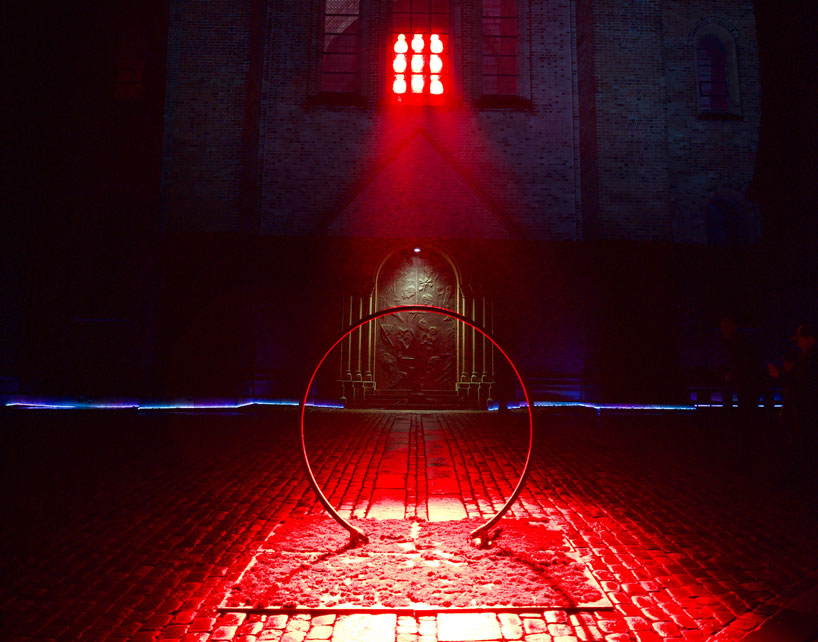SIIKU的LUX NOVA在丹麦的罗斯基勒大教堂外发出一圈光