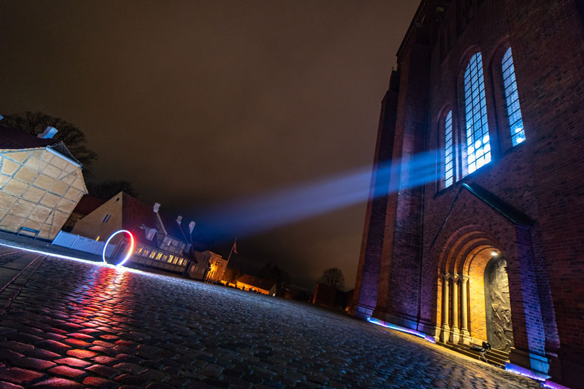 SIIKU的LUX NOVA在丹麦的罗斯基勒大教堂外发出一圈光