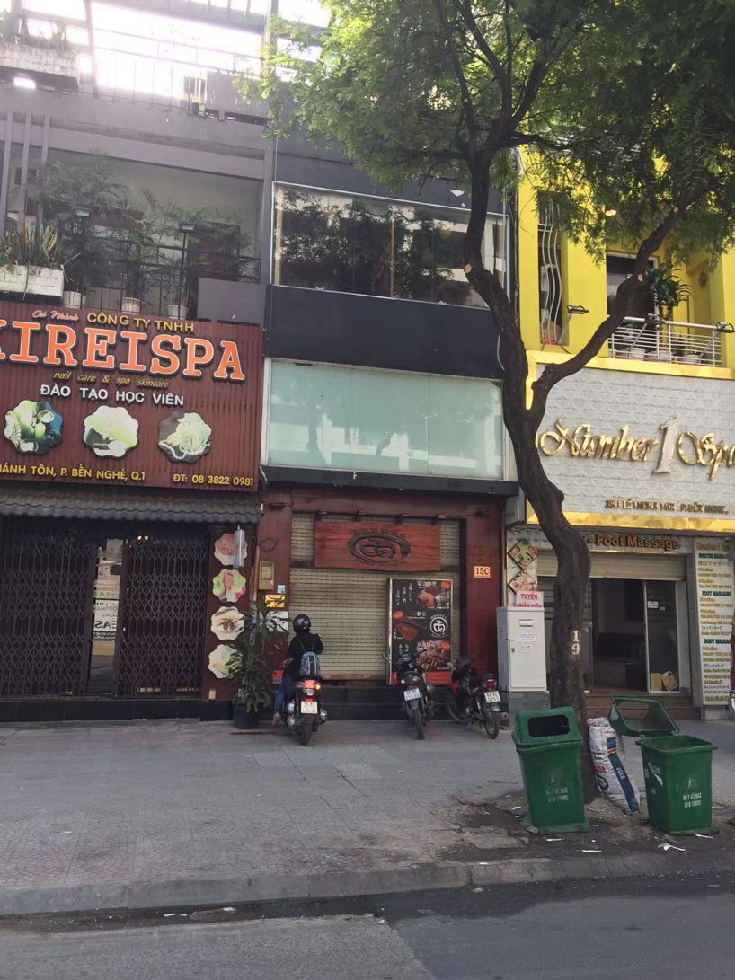 mamoru maeda turns 3.7sqm storeroom into tiny restaurant in vietnam