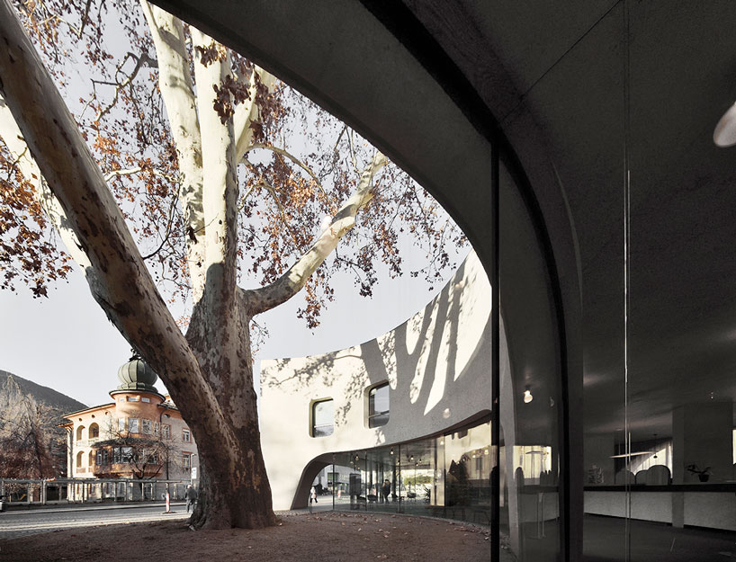 弯曲的混凝土包裹在意大利的作案建筑师的“ treehugger”旅游局