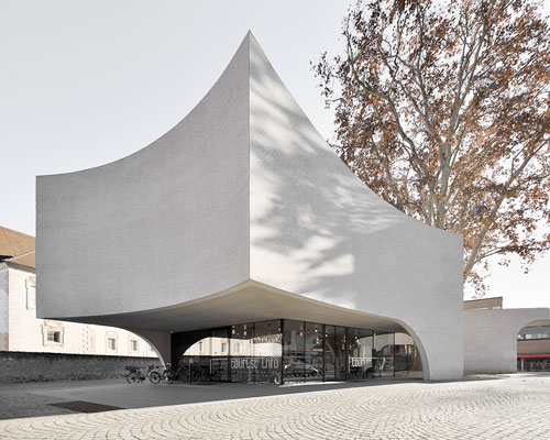 curved concrete wraps modus architects' 'treehugger' tourist office in italy