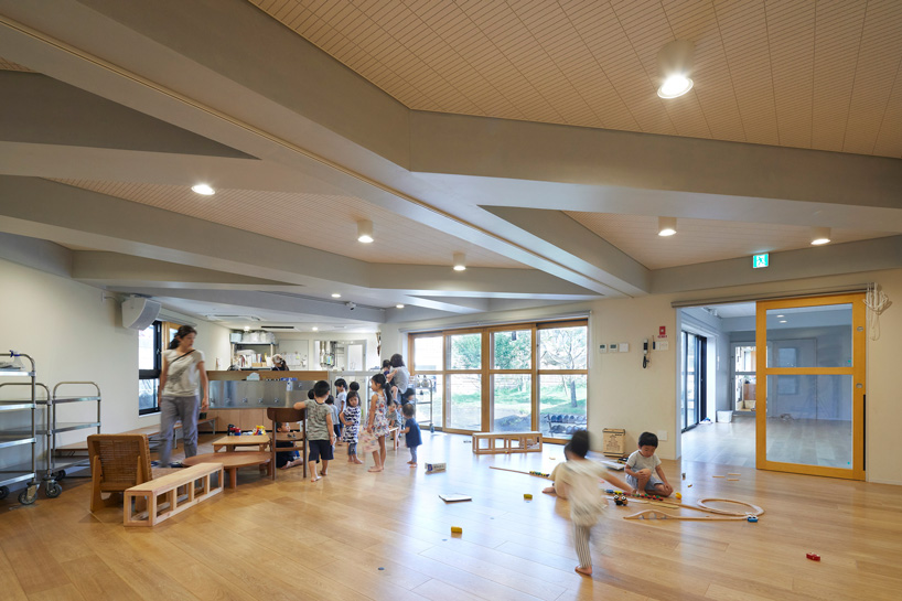 naf architect & design encloses 'small pond' nursery school in tokyo with curved wood façade