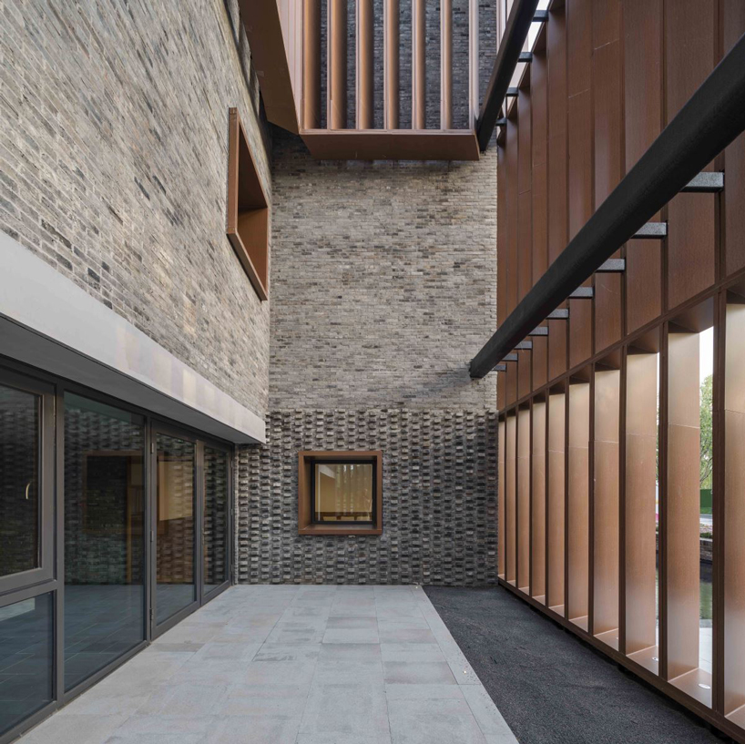 neri&hu forms junshan cultural center in beijing with aluminum cladding designboom
