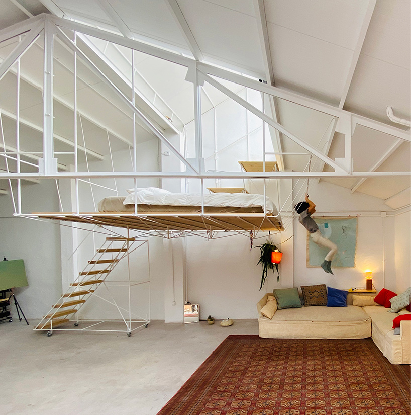 马德里由皮亚·门达罗（píamendaro）设计的艺术家工作室，天花板上悬挂着一张床