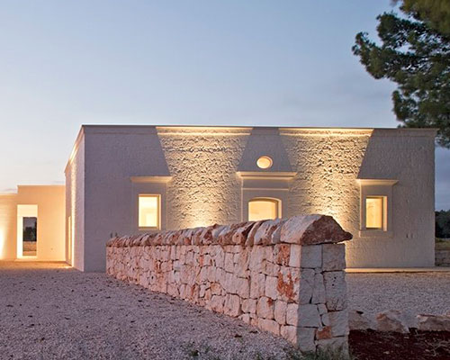 white volumes define REISARCHITETTURA's idyllic getaway in southern italy