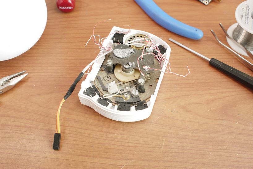 ο μηχανικός του χώρου κατασκευάζει περιστροφικό κινητό τηλέφωνο χωρίς περισπασμούς χρησιμοποιώντας vintage dial
