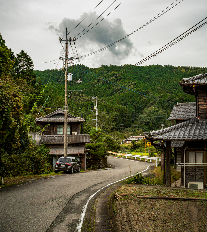 shushi architects revitalizes kamiyama ‘omoya’ house for sansan workers