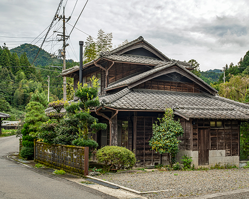 shushi architects revitalizes traditional kamiyama 'omoya' house for sansan workers
