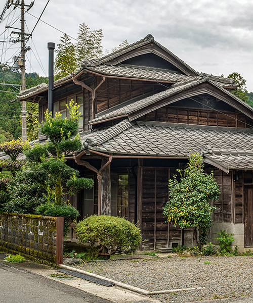 shushi architects revitalizes traditional kamiyama 'omoya' house for sansan workers
