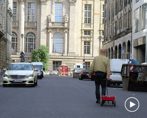 simon weckert causes a 'virtual traffic jam' with 99 smartphones and a handcart